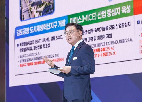 진교훈 구청장진교훈 서울 강서구청장이 14일 코엑스 마곡에서 열린 '2026년 신년인사회'에서 올해 구정 운영방향과 역점사업에 대해 설명하고 있다. [서울 강서구 제공. 재판매 및 DB 금지]
