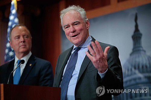 미국 민주당 케인, 시프 연방상원의원(워싱턴DC 게티이미지 AFP=연합뉴스) 2026년 1월 14일 미국 연방상원에서 논의되던 베네수엘라 상대 군사행동 제한 결의안의 통과가 무산된 후 이 결의안에 공동발의자로 참여했던 팀 케인(버지니아·민주) 의원과 애덤 시프(캘리포니아·민주) 의원이 기자회견을 열고 있다. (Photo by CHIP SOMODEVILLA / GETTY IMAGES NORTH AMERICA / Getty Images via AFP) 2026.1.15.