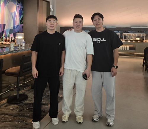 조기 전지훈련 출국한 삼성 류지혁, 최형우, 강민호(왼쪽부터)프로야구 삼성 라이온즈로 복귀한 최형우(가운데)가 15일 인천국제공항에서 스프링캠프 훈련 출국에 앞서 팀 동료 류지혁(왼쪽), 강민호와 포즈를 취하고 있다. [삼성 라이온즈 제공. 재배포 및 DB 금지]