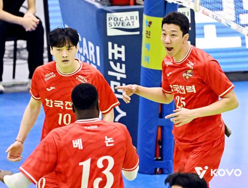 신영석의 블로킹 득점 후 기뻐하는 한국전력[한국배구연맹 제공. 재판매 및 DB 금지]