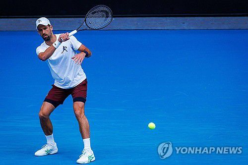 호주오픈을 앞두고 훈련하는 조코비치[AFP=연합뉴스]