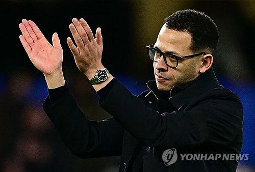 홈팬들에게 박수를 치는 첼시의 리엄 로즈니어 감독[AFP=연합뉴스]