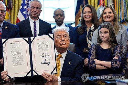'학교서 일반우유 제공' 법안 서명한 트럼프(AP=연합뉴스) 트럼프 대통령이 14일(현지시간) 백악관에서 공립학교에서 저지방우유가 아닌 일반우유 제공을 허용하는 내용의 법안에 서명한 뒤 기념 촬영을 하고 있다. 2026.1.14