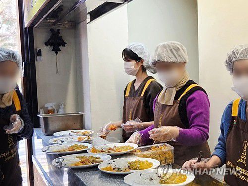 만석일 때 반찬 재빨리 담아놓기(서울=연합뉴스) 이진주 인턴기자 = 지난 13일 서울 종로구 원각사 무료급식소에서 점심을 배식하고 있다. 2026.01.15