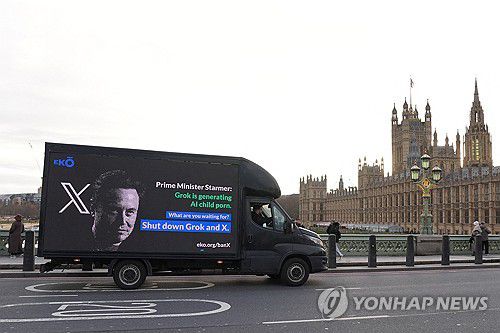 14일 영국에서 머스크를 비판하며 엑스·그록 접속 차단을 촉구하는 단체의 차량[로이터=연합뉴스. 재판매 및 DB 금지]