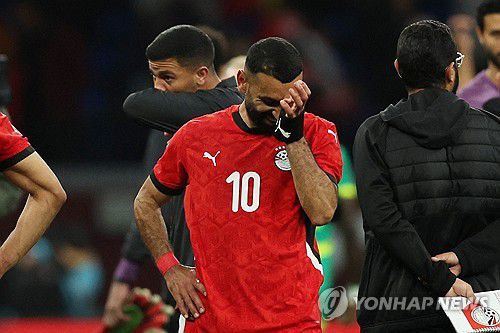 결승 진출에 실패한 뒤 이집트 무함마드 살라흐가 아쉬워하는 모습.[로이터=연합뉴스]