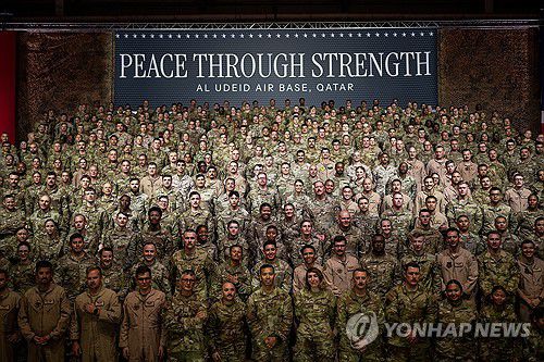 2025년 5월 15일 카타르 알우데이드 공군기지의 미군 장병이 강당에 모여 도널드 트럼프 미국 대통령을 맞이하는 모습.[UPI 연합뉴스 자료사진. 재판매 및 DB 금지]