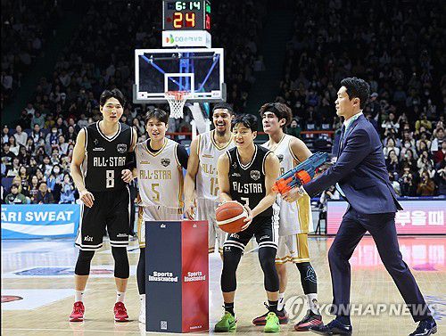 경기중 '오징어게임'(부산=연합뉴스) 강선배 기자 = 19일 부산 사직체육관에서 열린 2024-2025 KCC 프로농구 올스타전에서 깜짝 이벤트로 경기 중 오징어게임이 진행되고 있다. 2025.1.19 sbkang@yna.co.kr