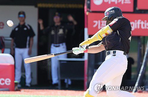 안현민 '투런 홈런'(수원=연합뉴스) 홍기원 기자 = 21일 경기도 수원케이티위즈파크에서 열린 2025 KBO리그 프로야구 삼성 라이온즈와 kt wiz의 경기. 5회말 무사 주자 1루에서 kt 안현민이 투런 홈런을 치고 있다. 2025.9.21 xanadu@yna.co.kr
