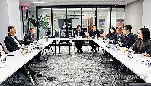 여한구 통상교섭본부장, 미국 정보기술혁신재단 회장 면담(서울=연합뉴스) 여한구 산업통상부 통상교섭본부장이 13일(현지시간) 미국 워싱턴 DC 정보기술혁신재단 회의실에서 롭 앳킨슨 정보기술혁신재단 회장과 면담하고 있다. 2026.1.14 [산업통상부 제공. 재판매 및 DB 금지] photo@yna.co.kr