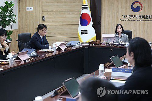 발언하는 송경희 개인정보보호위원장(서울=연합뉴스) 신준희 기자 = 14일 종로구 정부서울청사에서 열린 제1회 개인정보보호위원회 전체회의에서 송경희 위원장이 발언을 하고 있다. 2026.1.14 hama@yna.co.kr