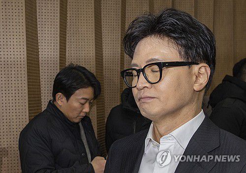 당 제명 관련 회견 마친 한동훈 전 대표(서울=연합뉴스) 황광모 기자 = 국민의힘 한동훈 전 대표가 14일 당 윤리위원회가 본인을 제명 결정한 것과 관련한 기자회견을 마친 뒤 의원들과 회견장을 빠져 나오고 있다. 2026.1.14 hkmpooh@yna.co.kr