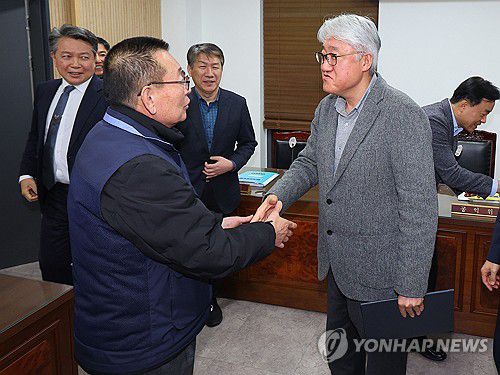 서울 시내버스 파업 끝, 노사 합의(서울=연합뉴스) 한종찬 기자 = 15일 서울지방노동위원회에서 열린 특별조정위원회 2차 사후 조정회의에서 박점곤 서울시버스노동조합(버스노조) 위원장과 사측인 김정환 서울시버스운송사업조합 이사장이 노사 합의를 마치고 악수하고 있다. 2026.1.15 saba@yna.co.kr