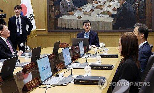 이창용 한국은행 총재, 금융통화위원회 본회의 주재(서울=연합뉴스) 이진욱 기자 = 이창용 한국은행 총재가 15일 서울 중구 한국은행에서 금융통화위원회 통화정책방향 회의를 주재하고 있다. 2026.1.15 [공동취재] cityboy@yna.co.kr