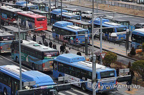 서울 시내버스 '정상 운행 중'(서울=연합뉴스) 서대연 기자 = 서울 시내버스 노사의 임금·단체협약(임단협) 협상이 파업 이틀 만에 타결된 다음 날인 15일 서울역버스환승센터에 버스들이 줄지어 이동하고 있다. 2026.1.15 dwise@yna.co.kr