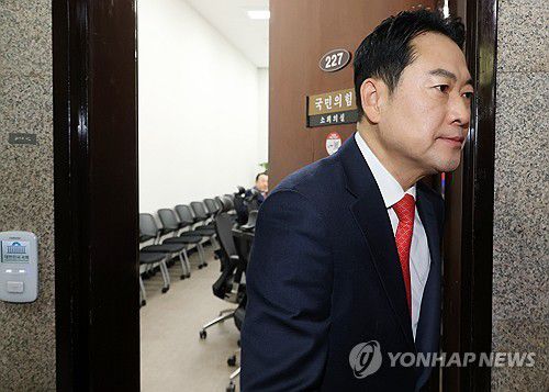 국민의힘 소장파 모임 '대안과 미래'와 면담 마친 장동혁 대표(서울=연합뉴스) 이동해 기자 = 국민의힘 장동혁 대표가 15일 국회에서 당 초재선모임 '대안과 미래' 소속 의원들과 면담을 마친 뒤 이동하고 있다. 2026.1.15 eastsea@yna.co.kr