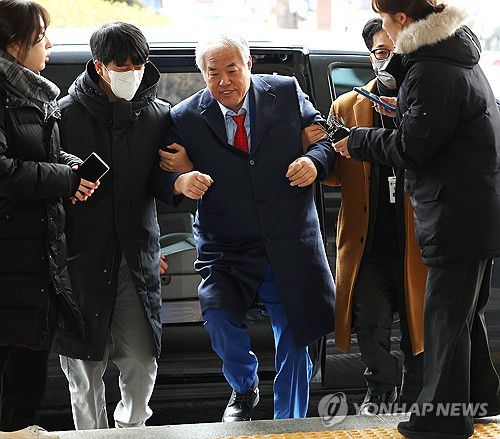 구속적부심 청구한 전광훈 목사(서울=연합뉴스) 김주형 기자 = 사랑제일교회 전광훈 목사가 15일 서울서부지방법원에서 열린 구속적부심 심문에 출석하고 있다. 2026.1.15 kjhpress@yna.co.kr