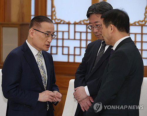 대화하는 참모진(서울=연합뉴스) 한상균 기자 = 위성락 국가안보실장(왼쪽부터), 하준경 경제성장수석, 김현종 국가안보실 제1차장이 15일 청와대에서 이재명 대통령과 아랍에미리트(UAE) 칼둔 칼리파 알 무바라크 아부다비 행정청장의 접견 전 이야기를 나누고 있다. 2026.1.15 superdoo82@yna.co.kr