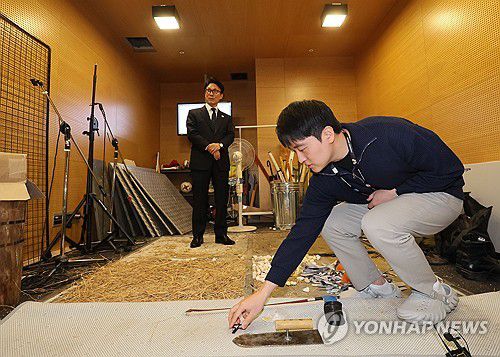 게임 효과음 제작 과정 설명 듣는 김민석 총리(성남=연합뉴스) 이정훈 기자 = 김민석 국무총리가 15일 경기도 성남시 분당구 넥슨을 방문, 게임 효과음 제작 과정에 관해 설명듣고 있다. 2026.1.15 uwg806@yna.kr