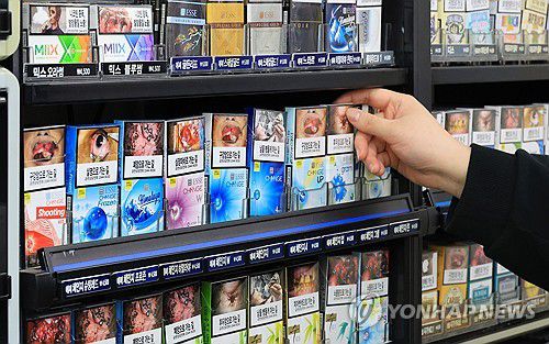 533억 '담배 손배소' 오늘 2심 선고(서울=연합뉴스) 최재구 기자 = 국민건강보험공단이 주요 담배 회사들을 상대로 제기한 533억원대 손해배상 청구 소송의 2심 선고 재판이 열린 15일 서울 한 편의점에서 점원이 진열된 담배를 들어 보이고 있다. 2026.1.15 jjaeck9@yna.co.kr