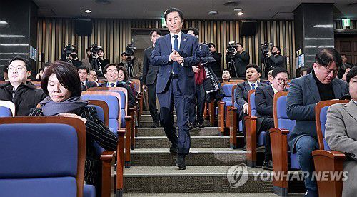 의원총회 입장하는 정청래 대표(서울=연합뉴스) 신현우 기자 = 더불어민주당 정청래 대표가 15일 국회에서 열린 의원총회에 입장하고 있다. 2026.1.15 nowwego@yna.co.kr