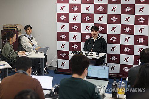 인터뷰하는 박병호 코치(서울=연합뉴스) 서대연 기자 = 박병호 키움 히어로즈 잔류군 선임코치가 15일 서울 구로구 고척스카이돔에서 취재진과 인터뷰하고 있다. 2026.1.15 dwise@yna.co.kr