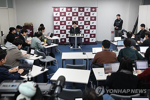 박병호, 키움 코치로 새 출발(서울=연합뉴스) 서대연 기자 = 박병호 키움 히어로즈 잔류군 선임코치가 15일 서울 구로구 고척스카이돔에서 취재진과 인터뷰하고 있다. 2026.1.15 dwise@yna.co.kr