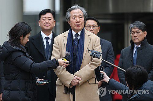 건보공단, 담배소송 항소심 패소(서울=연합뉴스) 김성민 기자 = 정기석 국민건강보험공단 이사장이 15일 서울 서초구 서울고등법원에서 주요 담배회사들을 상대로 제기한 대규모 손해배상 청구 소송 2심 패소에 대해 발언하고 있다. 2026.1.15 ksm7976@yna.co.kr