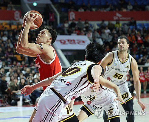 에디 다니엘, 모두 따돌리고(서울=연합뉴스) 류영석 기자 = 15일 서울 잠실학생체육관에서 열린 프로농구 2025-2026 KBL 서울 SK와 창원 LG의 경기.     SK 에디 다니엘이 돌파를 하고 있다. 2026.1.15 ondol@yna.co.kr