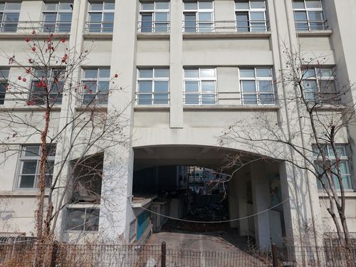 '폐교 후 8년, 남겨진 학교 건물' (대구=연합뉴스) 박세진 기자 = 15일 대구 중구 옛 경신정보과학고 건물이 2018년 폐교 후 활용되지 않고 남아있다. 2026.1.15 psjpsj@yna.co.kr