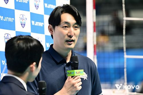 인터뷰하는 하현용 KB손해보험 감독대행[한국배구연맹 제공. 재판매 및 DB 금지]