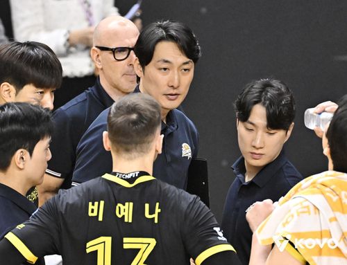 하현용 감독대행의 작전 지시를 듣는 KB손해보험 선수들[한국배구연맹 제공. 재판매 및 DB 금지]