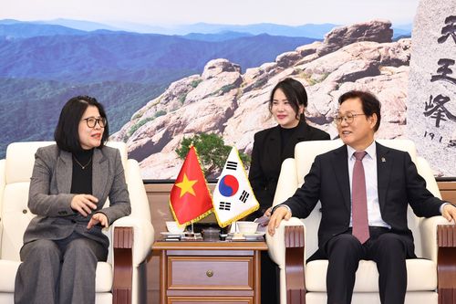 왼쪽부터 도안 프엉 란 주부산베트남총영사, 박완수 경남지사[경남도 제공. 재판매 및 DB 금지]