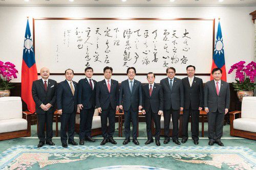 가토 가쓰노부 일본 중의원과 라이칭더 대만 총통(왼쪽 4·5번째)[대만 총통부 캡처. 재판매 및 DB 금지]