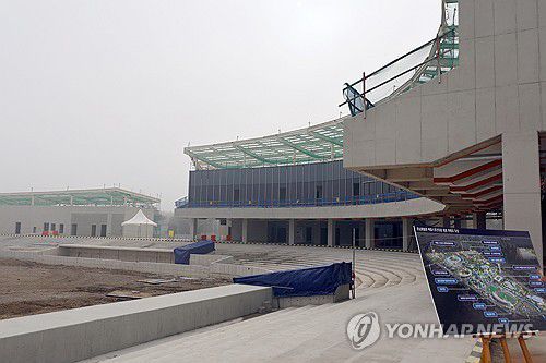모습 드러낸 신축 전주야구장·육상경기장[촬영 : 김동철]