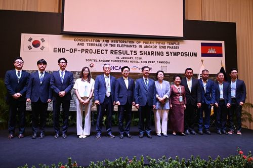 앙코르 유적 보존·복원 2차 사업 성과 공유 국제 심포지엄 주요 참가자들[코이카 제공]