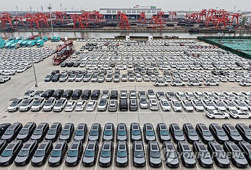 중국 저장성 항저우의 한 항구에 선적 대기중인 수출용 전기차[AFP=연합뉴스]