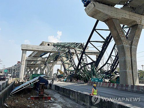 태국 방콕 인근 고속도로 건설 공사장에서 크레인이 붕괴한 사고 현장[EPA 연합뉴스 자료사진. 재판매 및 DB 금지]