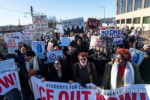 미국 미네소타주 세인트폴에서 이민단속 강화 항의 시위에 참가한 학생들[AFP=연합뉴스. 재판매 및 DB 금지]