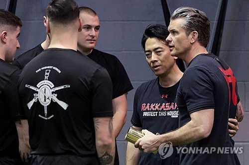 미군시설서 함께 운동한 미일 국방장관(워싱턴 로이터=연합뉴스) 피트 헤그세스 미국 국방부 장관과 고이즈미 신지로 일본 방위상이 15일(현지시간) 워싱턴DC 인근 미군기지 내 운동시설에서 대화하고 있다.