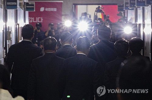 국민의힘 최고위원회의에 몰린 관심(서울=연합뉴스) 황광모 기자 = 15일 국회에서 열린 국민의힘 최고위원회의 회의장에 장동혁 대표와 최고위원들이 입장하자 취재진의 플래시가 일제히 터지고 있다. 2026.1.15 hkmpooh@yna.co.kr