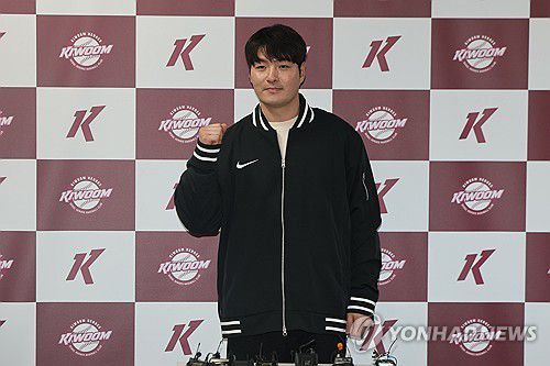 코치로 돌아온 박병호(서울=연합뉴스) 서대연 기자 = 박병호 키움 히어로즈 잔류군 선임코치가 15일 서울 구로구 고척스카이돔에서 취재진과 인터뷰하기 전 포즈를 취하고 있다. 2026.1.15 dwise@yna.co.kr