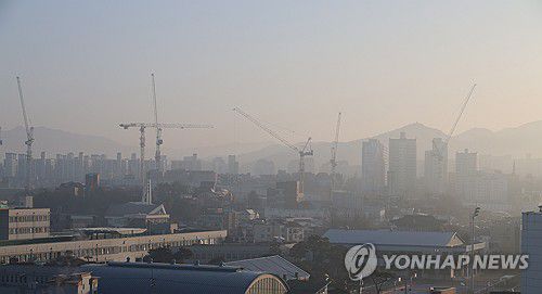 미세먼지로 뒤덮인 전주 시내(전주=연합뉴스) 김동철 기자 = 미세먼지 농도가 '나쁨' 수준을 보인 16일 전북 전주시 완산구 전주시청 인근 하늘이 미세먼지로 뿌옇게 보인다. 2026.1.16 sollenso@yna.co.kr