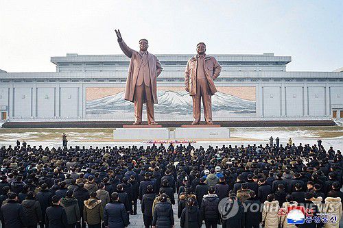 북한, 청년동맹 창립 80주년 기념행사 참가자 김일성·김정일 동상 헌화(평양 조선중앙통신=연합뉴스) 북한 '사회주의애국청년동맹' 창립 80주년 기념행사 참가자들이 지난 15일 만수대 언덕의 김일성·김정일 동상에 헌화했다고 조선중앙통신이 16일 보도했다. 2026.1.16      [국내에서만 사용가능. 재배포 금지. For Use Only in the Republic of Korea. No Redistribution] nkphoto@yna.co.kr