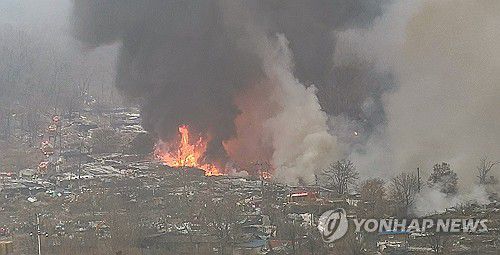 불길 치솟는 구룡마을 화재 현장(서울=연합뉴스) 16일 오전 서울 강남구 개포동 구룡마을 4지구 화재현장에 불길과 연기가 치솟고 있다. 2026.1.16  [독자 제공. 재판매 및 DB 금지] photo@yna.co.kr