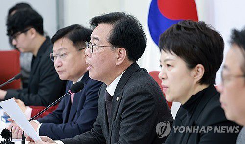 기자간담회하는 국민의힘 송언석 원내대표(서울=연합뉴스) 신현우 기자 = 국민의힘 송언석 원내대표가 16일 국회에서 기자간담회를 하며 통일교 특검 등 현안에 관해 발언하고 있다. 2026.1.16 nowwego@yna.co.kr