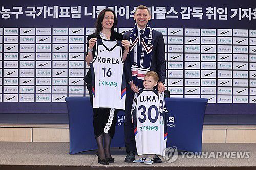 니콜라이 마줄스 감독, 남자 농구대표팀 새 사령탑으로(서울=연합뉴스) 서대연 기자 = 니콜라이 마줄스 농구 국가대표팀 신임 감독이 16일 서울 중구 프레스센터에서 열린 취임 공식 기자회견에서 가족들과 함께 유니폼을 들고 기념촬영을 하고 있다. 2026.1.16 dwise@yna.co.kr