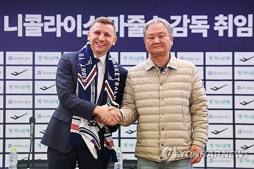 니콜라이 마줄스 감독, 남자 농구대표팀 새 사령탑으로(서울=연합뉴스) 서대연 기자 = 니콜라이 마줄스 농구 국가대표팀 신임 감독이 16일 서울 중구 프레스센터에서 열린 취임 공식 기자회견에서 유재학 KBL 경기본부장과 악수하고 있다. 2026.1.16 dwise@yna.co.kr