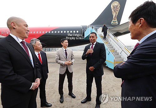 차범근 전 감독 등과 대화하는 지우베르투 시우바(서울=연합뉴스) 김주형 기자 = FIFA 전설적 인물인 전 브라질 축구 국가대표 선수 지우베르투 시우바가 'FIFA 월드컵™ 트로피 투어 by 코카-콜라' 일정으로 방한해 차범근 전 감독, 이영표 해설위원 등과 대화하고 있다.     왼쪽부터 차두리 감독, 이준엽 한국 코카콜라 대표, 이영표 해설위원, 지우베르투 시우바 전 브라질 축구 국가대표 선수, 차범근 전 감독. 2026.1.16 kjhpress@yna.co.kr