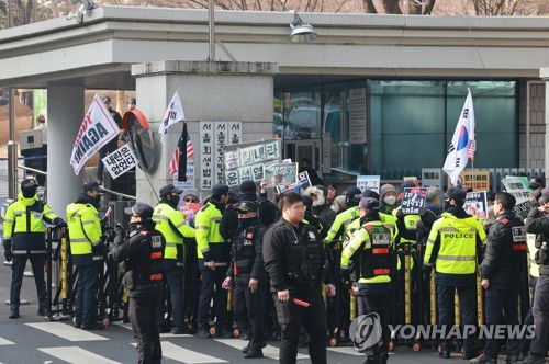 법원 앞 구호 외치는 윤석열 지지자들(서울=연합뉴스) 한종찬 기자 = 윤석열 전 대통령의 특수공무집행방해, 범인도피교사, 직권남용 권리행사방해 혐의 사건 1심 선고가 열린 16일 서울 서초구 서울중앙지방법원 앞에서 윤석열 전 대통령 지지자들이 구호를 외치고 있다. 2026.1.16 saba@yna.co.kr